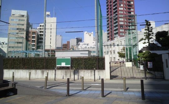 近くの大阪市立西天満小学校まで424m(徒歩6分)