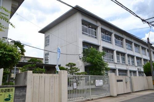 近くの寝屋川市立第四中学校まで581m（徒歩8分）