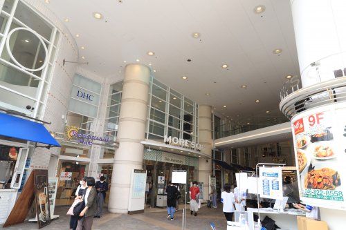 近くの横須賀モアーズシティまで1,324m（徒歩17分）