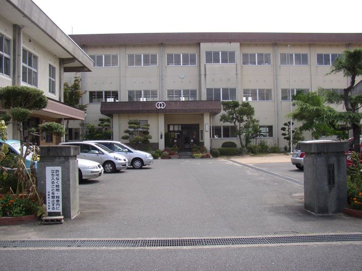近くの豊岡市立田鶴野小学校まで681m（徒歩9分）