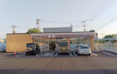 近くのコンビニまで803m（徒歩11分）