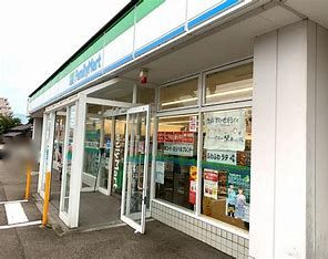 近くのファミリーマート砺波豊町店まで582m（徒歩8分）