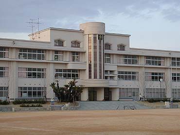 近くの神戸市立本山南小学校まで739m(徒歩10分)