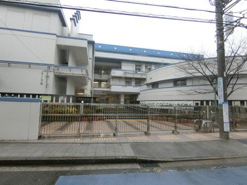 近くの小学校まで1,164m（徒歩15分）