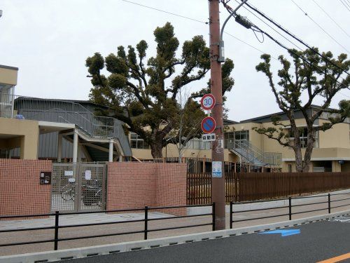 近くの小学校まで206m（徒歩3分）