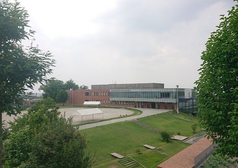 近くの私立名進研小学校まで1,166m（徒歩15分）