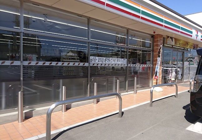 近くのコンビニまで348m（徒歩5分）