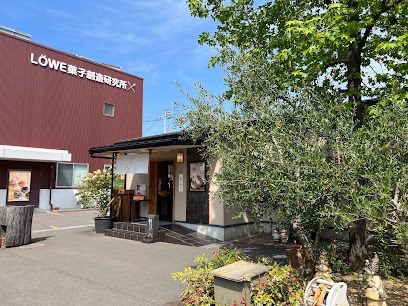 近くの菓子工房ルーヴ 空港通り店まで585m（徒歩8分）