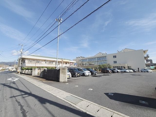 近くの松江市立母衣小学校まで920m（徒歩12分）