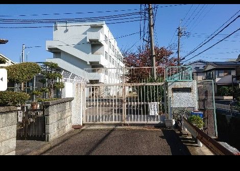 近くの若松小学校まで534m(徒歩7分)