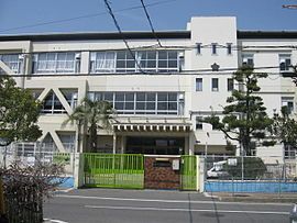 近くの神田小学校まで98m（徒歩2分）