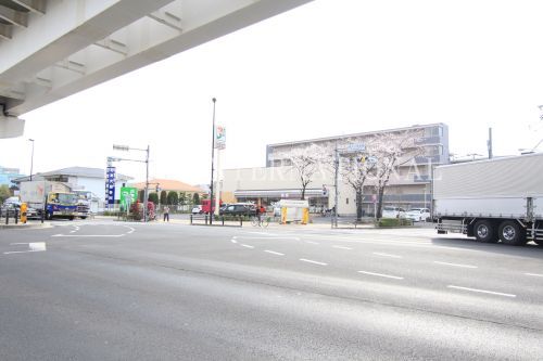 近くのコンビニまで821m（徒歩11分）