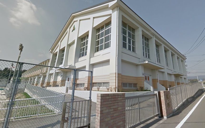 近くの諫早市立高来西小学校まで590m（徒歩8分）
