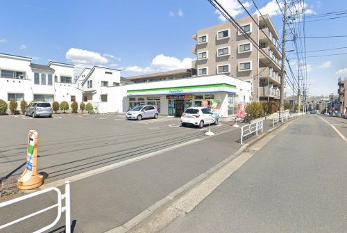 近くのファミリーマート 日野神明店まで304m（徒歩4分）