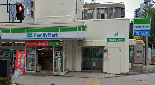近くのファミリーマート 築港店まで1,288m（徒歩17分）