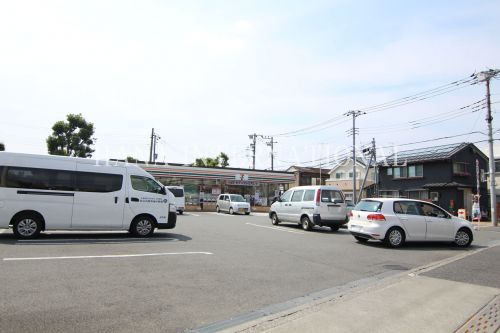 近くのコンビニまで174m（徒歩3分）