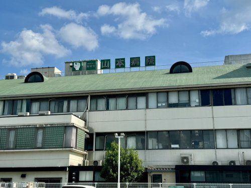 近くの山本病院まで232m（徒歩3分）