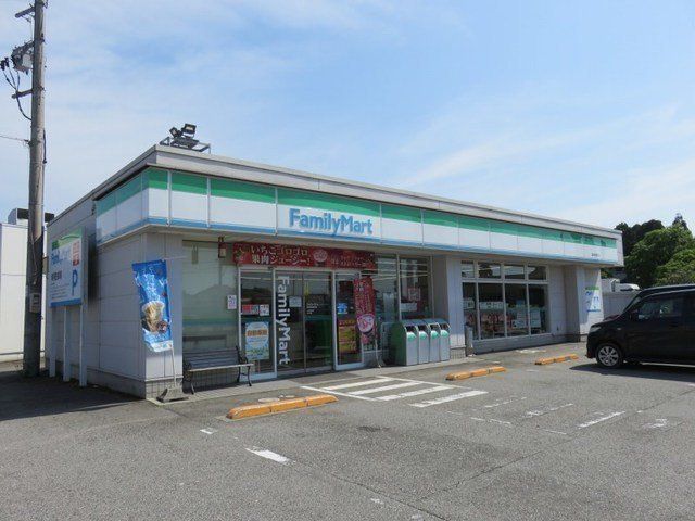 近くのファミリーマート 砺波新富町店まで1,158m（徒歩15分）