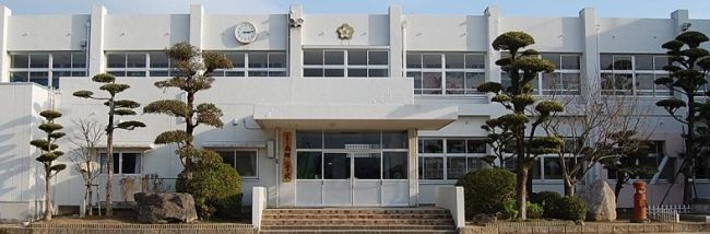 近くの宗像市立南郷小学校まで932m（徒歩12分）