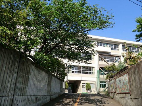 近くの横須賀市立船越小学校まで483m（徒歩7分）