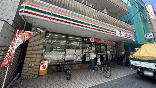 近くのコンビニまで679m（徒歩9分）