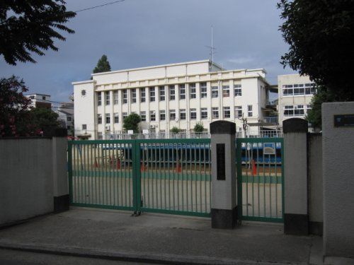 近くの神戸市立春日野小学校まで632m(徒歩8分)
