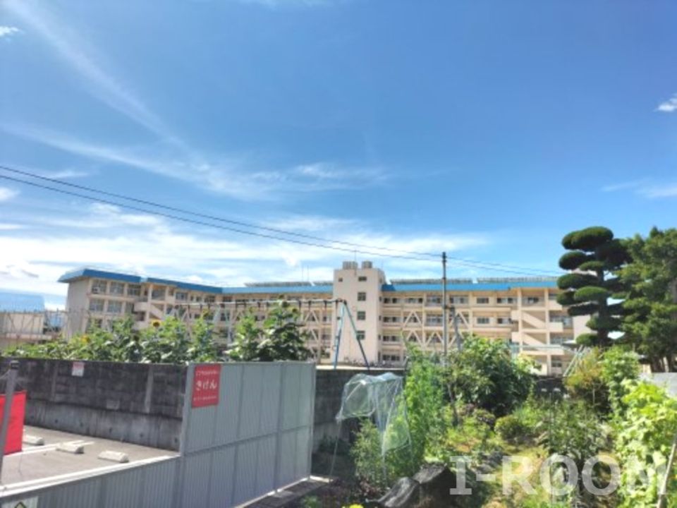 近くの松前町立岡田小学校まで1,264m（徒歩16分）