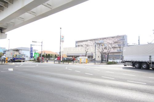 近くのセブン-イレブン足立入谷1丁目店まで431m(徒歩6分)