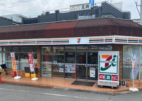 近くのセブンイレブン 枚方牧野駅西口店まで268m(徒歩4分)