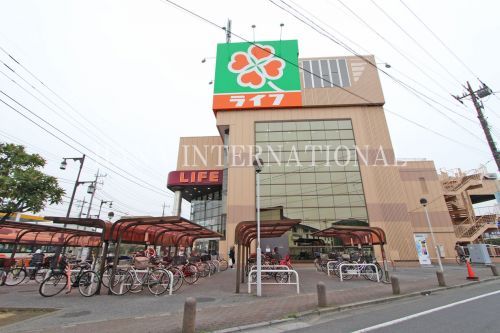 近くのライフコーポレーション 竹の塚店まで789m(徒歩10分)