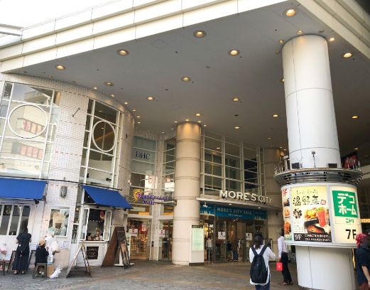 近くの横須賀モアーズシティまで251m（徒歩4分）
