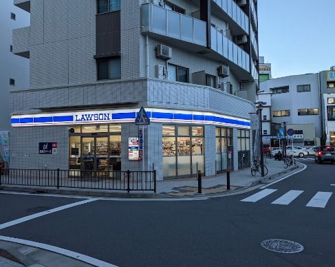近くのローソン 金沢八景駅前店まで95m（徒歩2分）