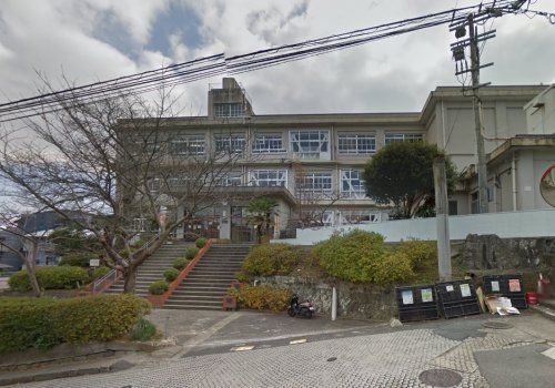 近くの日見小学校まで2,900m(徒歩37分)