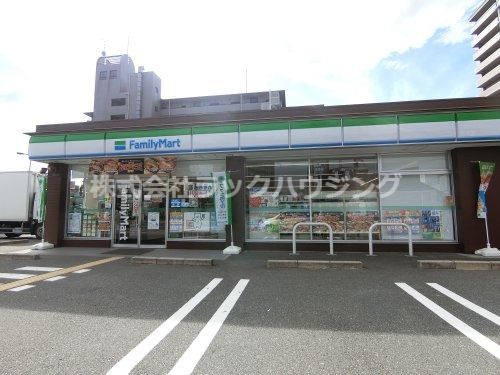 近くのファミリーマート 鶴見緑地東店まで257m（徒歩4分）