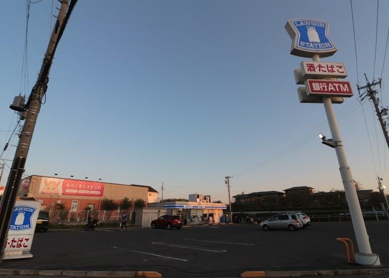 近くのコンビニまで554m（徒歩7分）