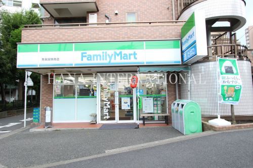 近くのファミリーマート秀栄国領南店まで889m（徒歩12分）