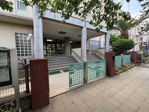 近くの神戸市立灘小学校まで1,043m（徒歩14分）
