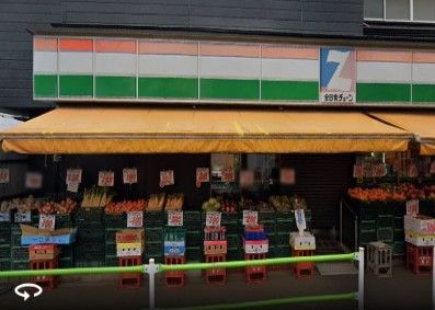 近くのコンビニまで742m（徒歩10分）