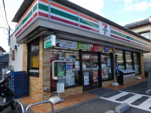 近くのセブンイレブン 鳩ヶ谷本町店まで704m(徒歩9分)