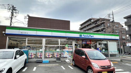 近くのコンビニまで240m（徒歩3分）