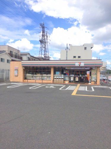 近くのセブンイレブンまで428m（徒歩6分）