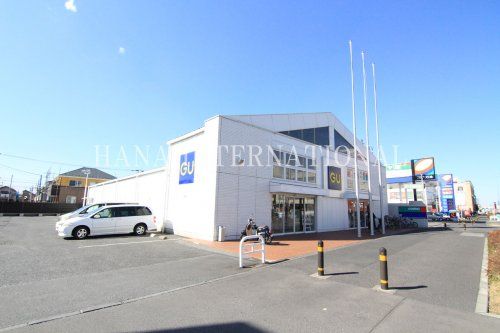 近くのジーユー草加店まで912m（徒歩12分）