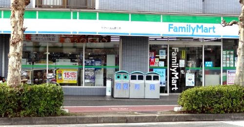 近くのファミリーマートかさいゴム通り店まで139m（徒歩2分）