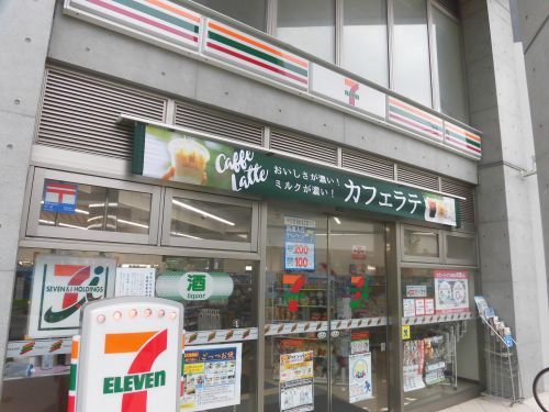 近くのセブン-イレブン足立五反野駅前店まで392m(徒歩5分)