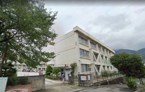 近くの呉市立長迫小学校まで700m(徒歩9分)