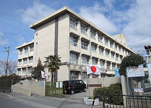 近くの摂津市立 鳥飼東小学校まで978m（徒歩13分）