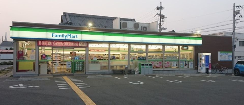 近くのファミリーマート鳥飼中店まで1,047m（徒歩14分）