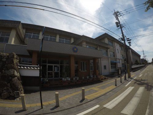 近くの中津市立南部小学校まで333m（徒歩5分）