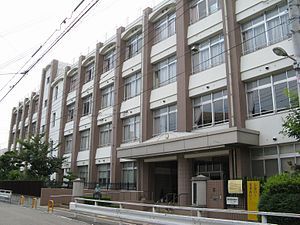近くの柏里小学校まで449m(徒歩6分)