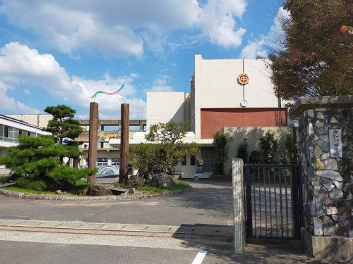 近くの江南市立古知野中学校まで408m（徒歩6分）